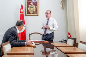 En réunion à La Kasbah, 
le 2 mars, avec son directeur 
de cabinet, Fethi Touzri (assis). © Nicolas Fauqué pour JA