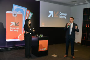Nawal Gharmili Sefrioui et Yves Gauthier, lors du lancement d’Orange Money, le 10 mars 2020, à Casablanca. © ORANGE MAROC
