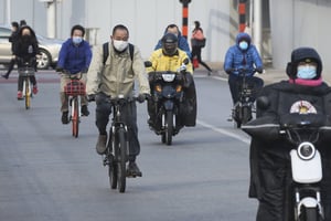 Des gens portent un masque à Beijing, en Chine, le 16 mars 2020. © Koki Kataoka/AP/SIPA