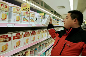 Un client chinois achète un produit Dumex (groupe Danone) à Shangai. © AP/Sipa