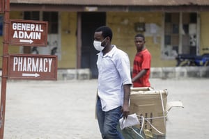 Hôpital Yaba Mainland à Lagos, Nigeria. © Sunday Alamba/AP/SIPA
