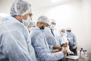 Noureddin Bongo-Valentin (au centre) inspecte une usine de produits pharmaceutiques, le 18 mars. © Twitter/NBV