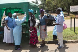 Contrôles à l’entrée d’un hôpital de Harare, au Zimbabwe, le 21 mars 2020. © Tsvangirayi Mukwazhi/AP/SIPA