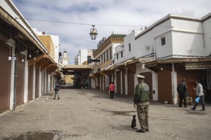 Un policier ordonne aux habitants de Rabat de rester chez eux, le 22 mars 2020. © Mosa’ab Elshamy/AP/SIPA