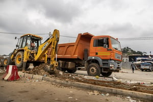 Travaux de rénovation sur la RN1 à Libreville. © Jacques Torregano pour JA