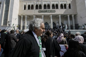 Des avocats algériens manifestent devant le ministère de la Justice à Alger, en avril 2019. © Anis Belghoul/AP/SIPA