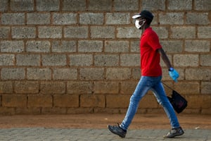 Un homme porte un masque dans le township sud-africain de Soweto, le 19 mars 2020. © Themba Hadebe/AP/SIPA