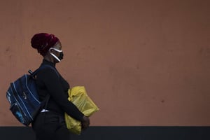 Une femme avec un masque, dans les rues de Johannesburg, le 25 mars 2020 © Themba Hadebe/AP/SIPA