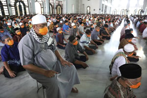 Des hommes prient dans une mosquée en Indonésie, le 20 mars 2020. © Trisnadi/AP/SIPA