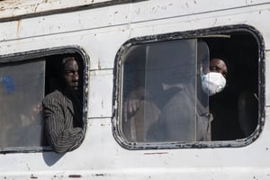 Des passagers d’un bus à la gare routière de Colobane, à Dakar, au Sénégal, le 24 mars 2020. © AP Photo/SIPA/Sylvain Cherkaoui
