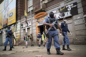 Des policiers et militaires patrouillent dans les rues de Johannesburg , le 30 ars 2020, pour faire respecter le confinement. © Jerome Delay/AP/SIPA