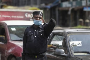 Un policier nigérian, à Lagos, le 31 mars 2020. © Sunday Alamba/AP/SIPA