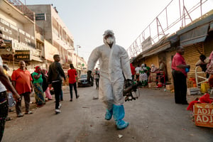 Pour lutter contre la progation du coronavirus, la Commune de Médina a Dakar ferme le Marche de Tilene a 18h tous les jours pour desinfection de l’espace et de son environnement. © E.Ahounou/AID