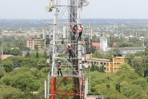 Des travaux de maintenance sur une tour télécoms en Éthiopie. © Helios Towers/2020.