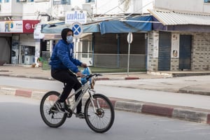 Un homme à vélo dans les rues vides de La Marsa, en Tunisie, le 26 mars 2020. © Hassene Dridi/AP/SIPA