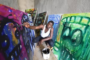 Le peintre Aboudia, dans son atelier, à Abidjan © Olivier pour JA