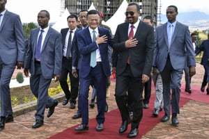 Jack Ma, fondateur du groupe Alibaba, et Abiy Ahmed, e Premier ministre éthiopien, le 25 novembre 2019 à Addis-Abeba. © AP/Sipa