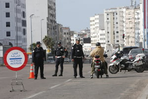 Des policiers contrôlent un automobiliste à Casablanca, Maroc, le 27 mars 2020. © Abdeljalil Bounhar/AP/SIPA