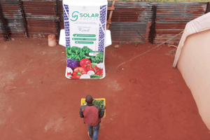 Un frigo Solar Freeze au Kenya. La start-up fait partie des trois jeunes pousses sélectionnées par Google, avec Flare et mDoc. © Solar Freeze/Youtube/2018