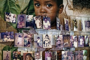 Des photographies d’enfants décédés sont exposées au centre commémoratif du génocide à Kigali, en avril 2019. © Ben Curtis/AP/SIPA