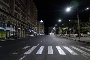 Une rue vide de Dakar confinée, le 24 mars 2020. © Sylvain Cherkaoui/AP/SIPA