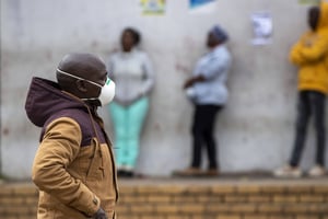 Un homme porte un masque à Johannesburg, en Afrique du Sud, le 2 avril 2020. © Themba Hadebe/AP/SIPA