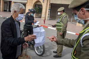 Des policiers contrôlent les personnes dans une rue de Rabat, le 9 avril 2020 au Maroc pendant l’épidémie de coronavirus. © FADEL SENNA/AFP