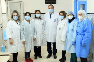 L’équipe du laboratoire de microbiologie de l’hôpital Charles-Nicolle de Tunis, le 15 avril 2020. © DR