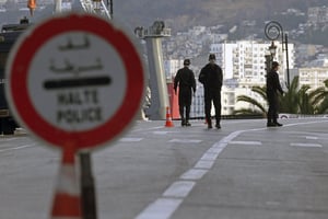 Les forces de l’ordre font respecter le confinement à Alger, le 8 avril 2020. © Toufik Doudou/AP/SIPA