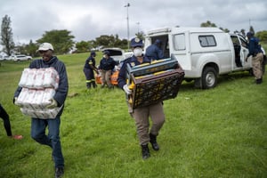 Distribution de l’aide alimentaire émanant de donateurs privés à Johannesburg, en Afrique du Sud. © Jerome Delay/AP/SIPA