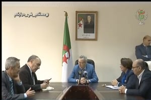 En nommant Larbi Ounoughi (2e en partant de la gauche) PDG de l’Anep, le gouvernement algérien marque sa volonté de réformer le secteur publicitaire. Ici, le 6 avril 2020. © Capture Ecran Télévision Algérienne