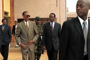 Le nouveau président rwandais Paul Kagame et le Premier ministre Bernard Makuza, le 17 avril 2000 à Kigali. © MARCO LONGARI / AFP