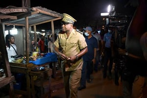 Vincent Toh Bi, préfet d’Abidjan, dans les rues de Yopougon, pour faire appliquer les directives gouvernementales afin de limiter la propagation du Covid-19, le 21 mars 2020. © ISSOUF SANOGO / AFP