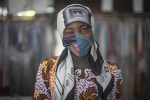 Solange Benga, originaire de RDC, dans l’atelier de couture de l’ONG Migrants du Monde où elle fabrique des masques contre le coronavirus, à Rabat, au Maroc, le 16 avril 2020 (Illustration). © Mosa’ab Elshamy/AP/SIPA