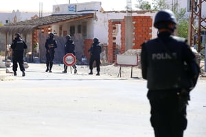 Des policiers tunisiens recherchent des assaillants toujours en fuite dans la banlieue de Ben Guerdane, dans le sud de la Tunisie, en mars 2016 (image d’illustration). © Feres Najar/AP/SIPA