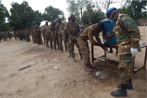 Des soldats centrafricains déployés à Birao suite aux récents affrontements dans cette région du nord-est du pays, sont soumis aux protocoles de l’OMS pour empêcher la propagation du coronavirus en collaboration avec l’équipe médicale du contingent zambien de la Minusca, le 14 avril 2020. © Photo : Minusca