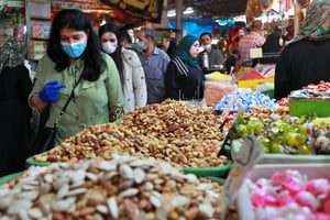 Des Irakiens font leurs courses avant le mois de jeûne du ramadan, à Bagdad, le 21 avril 2020. © Hadi Mizban/AP/SIPA