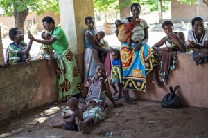 Des habitants du village de Tomali, au Malawi, attendent le coup d’envoi du premier test à grande échelle d’un vaccin contre le paludisme. © Jerome Delay/AP/SIPA