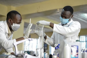Des techniciens de laboratoires produisent du gel pour les mains à l’université Mount Kenya, à Nairobi, le 25 mars 2020. © AP Photo/John Muchucha/NAI112/20085613330506//2003251806
