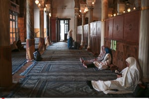 Des croyants dans la mosquée Zitouna à Tunis, le 26 octobre 2015. © Mosa’ab Elshamy/AP/Sipa