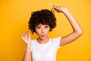 Selon Aline Tacite, coiffeuse spécialiste des cheveux crépus, frisés et bouclés, cette période est propice à l’entretien capillaire. © Roman Samborskyi/Shutterstock