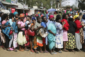 A Nairobi, des femmes font la queue pour une distribution de nourriture pour ceux qui souffrent des mesures restrictives liées au coronavirus au Kenya. © Brian Inganga/AP/SIPA