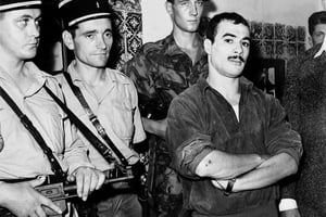Capture de Yacef Saadi, chef militaire des réseaux FLN de la zone autonome d’Alger, le 24 septembre 1957. © AFP