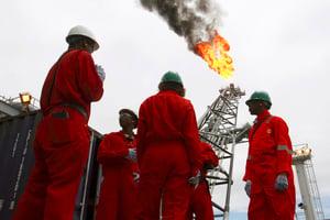 Des travailleurs sur un tanker sur le site offshore de Bonga. © Akintunde Akinleye / Reuters