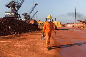 Travailleur du consortium franco-sino-singapourien SMB, dans le port minéralier de Katougouma, près de Boké,en Guinée, en janvier 2019 . © Youri Lenquette pour JA