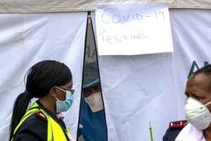 Du personnel médical devant une tente à l’intérieur de laquelle ils procèdent à des dépistages, le 8 avril 2020, à Johannesburg. © Themba Hadebe/AP/Sipa