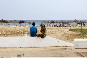 Un couple tunisien à la plage à Hammamet (photo d’illustration). © Paul Schemm/AP/SIPA