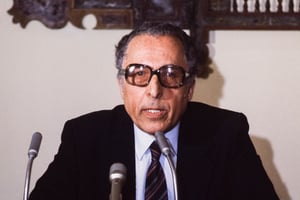 Portrait de Chedli Klibi, à Tunis, en 1984. Portrait du secr√©taire g√©n√©ral de la Ligue Arabe Chedli Klibi lors d’un conseil des ministres arabes le 20 mai 1984 √† Tunis, Tunisie. (Photo by CHIP HIRES/Gamma-Rapho via Getty Images)