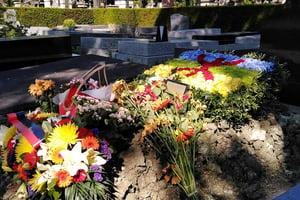 La pierre tombale d’Idir au cimetière du Père Lachaise, à Paris, le 14 mai 2020 © Farid Alilat