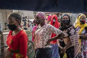 De jeunes femmes font la queue devant une boulangerie à Dakar, le 25 avril 2020. © AP Photo/Sylvain Cherkaoui